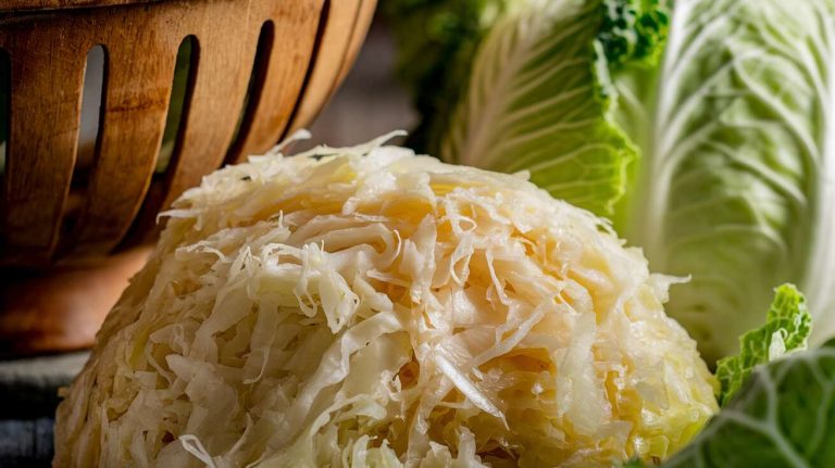L’erreur de ne pas rincer la choucroute crue avant de la cuisiner, ce qui la rend beaucoup trop acide