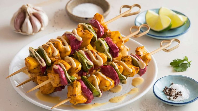 Un apéritif en 15 minutes ? Ces mini-brochettes de poulet mariné au curry et au lait de coco