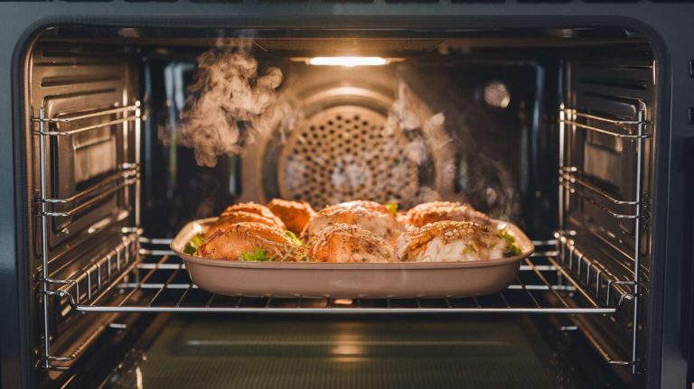 L&rsquo;erreur que 8 personnes sur 10 font en utilisant leur four à chaleur tournante et qui assèche les plats